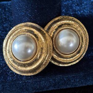 Authentic Chanel earrings clip-on w pearl & hammered metal gold France 1984/85